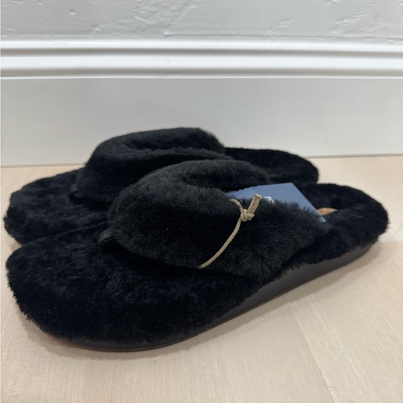 NWT OluKai Black Kīpe'a Heu Fuzzy Slipper Sandals Women's 11